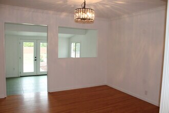 530 E Grinnell Dr in Burbank, CA - Building Photo - Building Photo