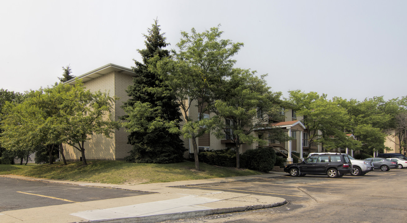 Emhurst Lake Apartments in Waukegan, IL - Building Photo