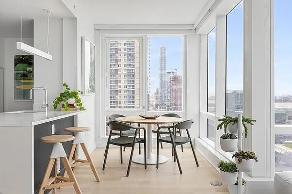 555 W 38th St in New York, NY - Building Photo - Building Photo