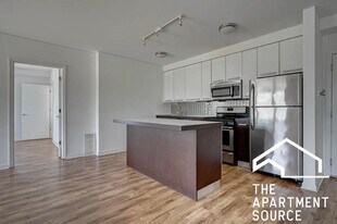 1545 W Glenlake Ave, Unit 3A in Chicago, IL - Building Photo