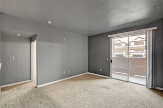 231 W Horizon Ridge Pkwy in Henderson, NV - Building Photo - Building Photo