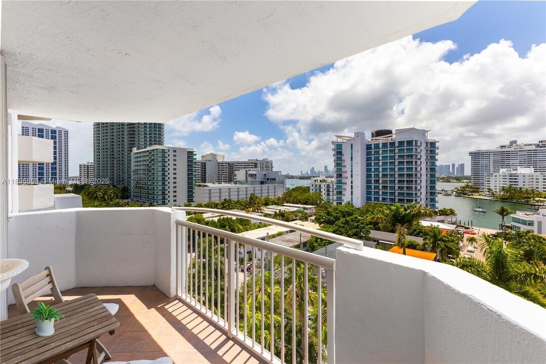 1621 Bay Rd in Miami Beach, FL - Building Photo
