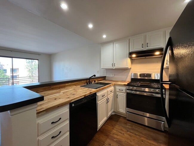 6825 Alabama Ave in Canoga Park, CA - Building Photo - Building Photo