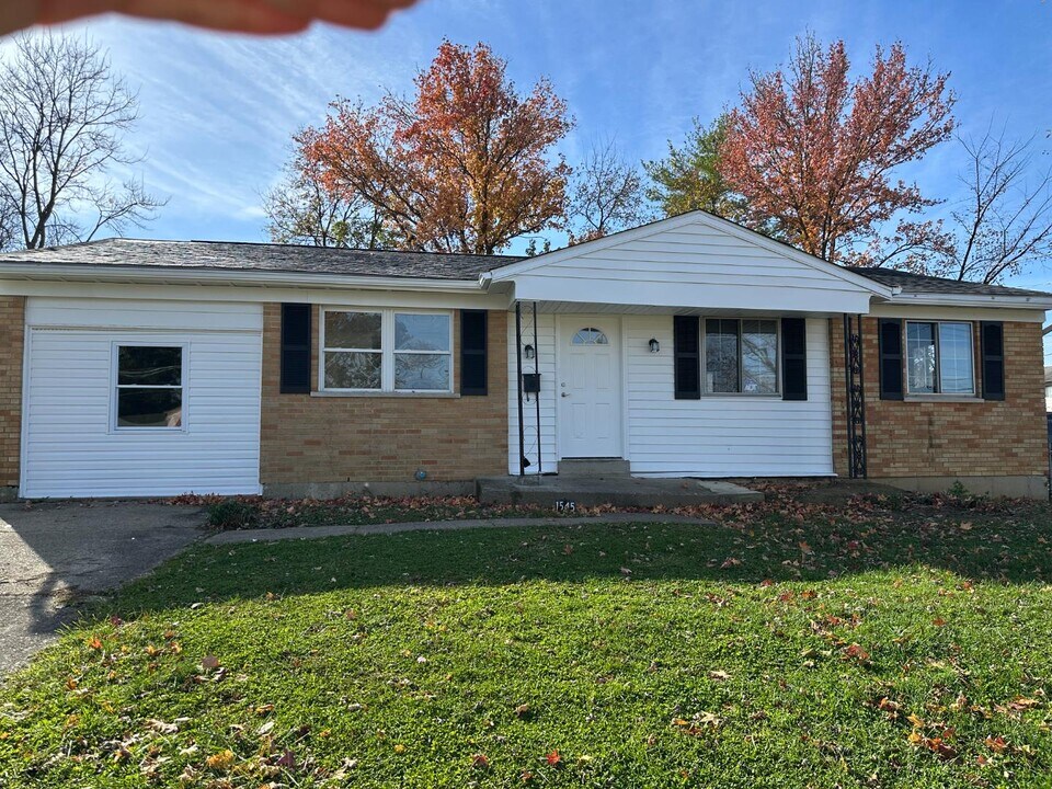 1545 Meredith Dr in Cincinnati, OH - Building Photo