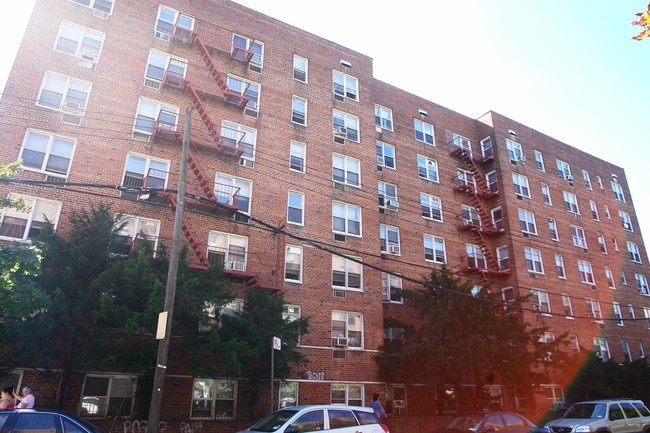 4107 Bowne St in Flushing, NY - Foto de edificio - Building Photo