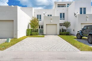 6402 NW 104th Path in Medley, FL - Building Photo