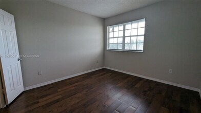 151 SW 117th Ave in Pembroke Pines, FL - Foto de edificio - Building Photo