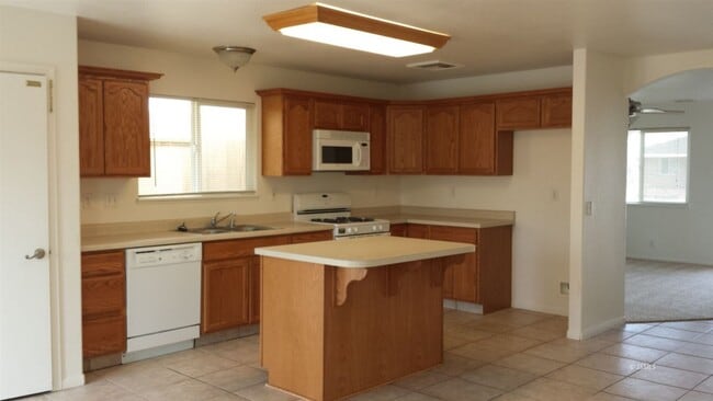 911 W Bataan Ave in Ridgecrest, CA - Building Photo - Building Photo