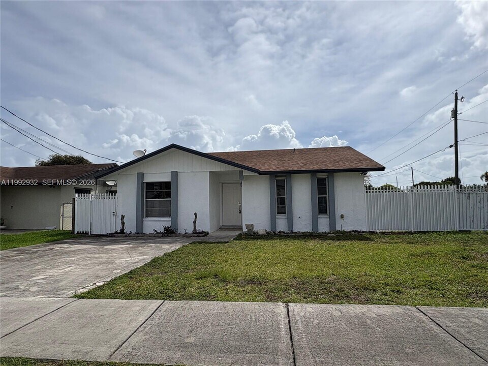 17995 SW 105th Ave in Miami, FL - Building Photo