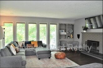 4279 Lakeshore Rd in Kelowna, BC - Building Photo - Building Photo