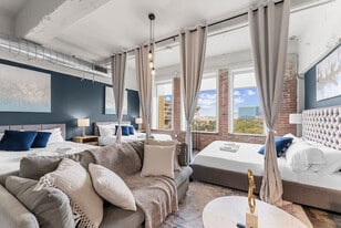 555 Evergreen St in Dallas, TX - Building Photo