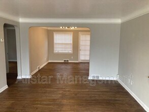 320 Halle Dr in Euclid, OH - Building Photo - Building Photo