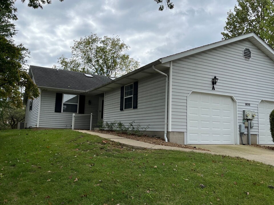 1835 Muny Vista Ct in Alton, IL - Foto de edificio