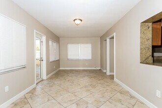 22025 Flanders Ct in Boca Raton, FL - Foto de edificio - Building Photo