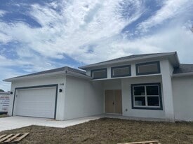 548 Redwood Ave S in Lehigh Acres, FL - Building Photo