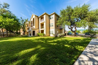The Vista in San Antonio, TX - Foto de edificio - Building Photo