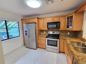 460 Lakeview Dr in Weston, FL - Building Photo - Building Photo