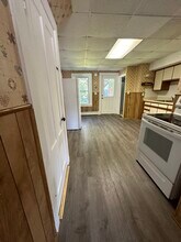 9 Asnuntuck St, Unit 9 in Enfield, CT - Foto de edificio - Building Photo