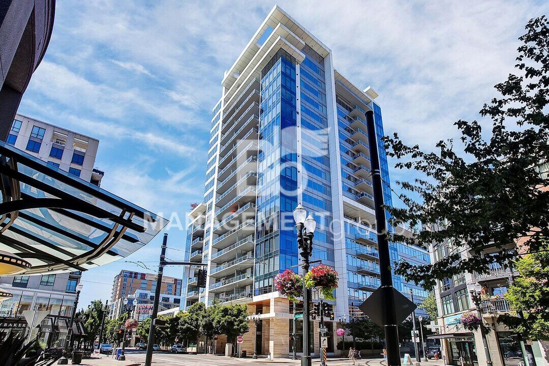 1001 NW Lovejoy St in Portland, OR - Building Photo