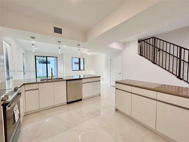 4110 N Oak Pl in Dania Beach, FL - Foto de edificio - Building Photo