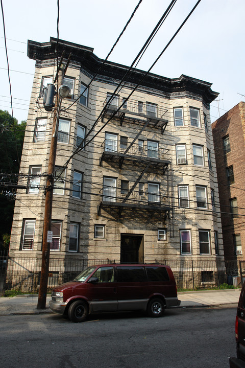 81 Saratoga Ave in Yonkers, NY - Building Photo