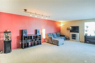 3825 NE 155th Pl in Lake Forest Park, WA - Building Photo - Building Photo