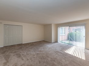 Thayer Terrace in Silver Spring, MD - Foto de edificio - Building Photo