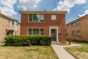 2726 N Wauwatosa Ave in Wauwatosa, WI - Building Photo