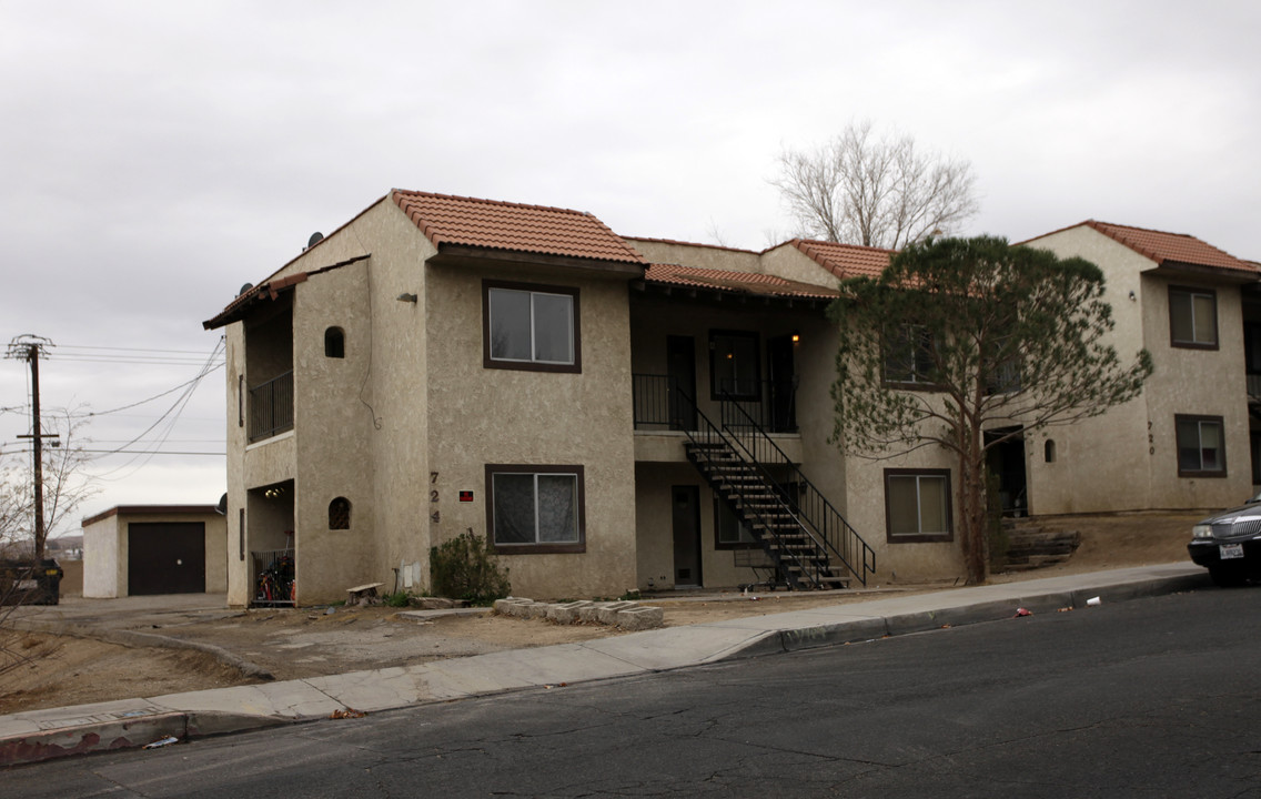 724 E Virginia Way in Barstow, CA - Building Photo