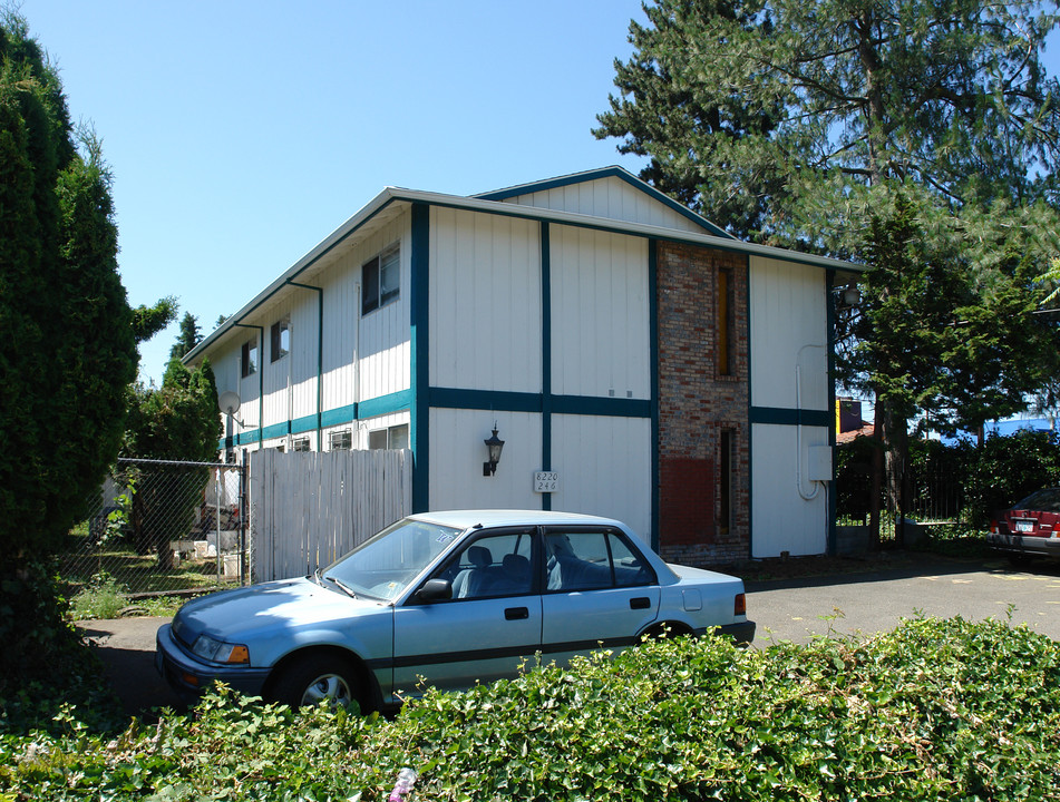 8220 NE Hassalo St in Portland, OR - Building Photo