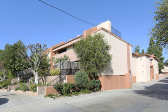 Gresham Townhomes in Canoga Park, CA - Foto de edificio - Building Photo