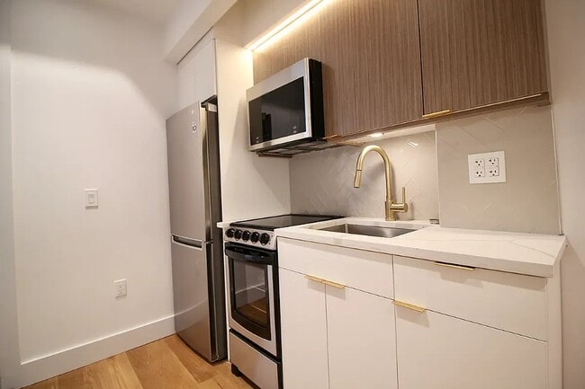 223 E 93rd St in New York, NY - Building Photo - Building Photo