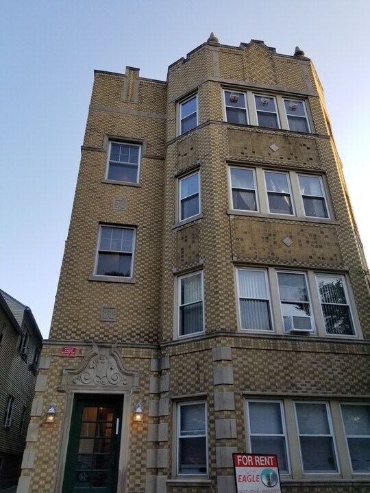 1925 W Belle Plaine Ave in Chicago, IL - Building Photo