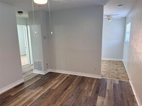 1544 77th Ave N in St. Petersburg, FL - Foto de edificio - Building Photo