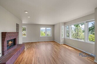 215 Piedmont Dr in Ashland, OR - Building Photo - Building Photo