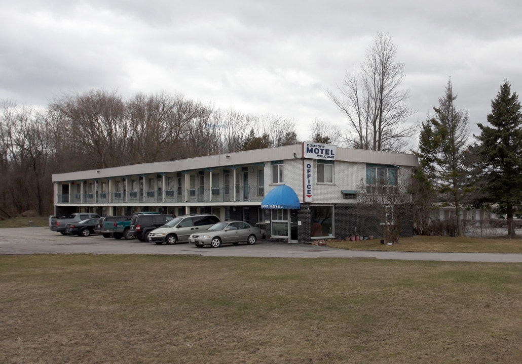 The Comfort Motel in East Gwillimbury, ON - Building Photo