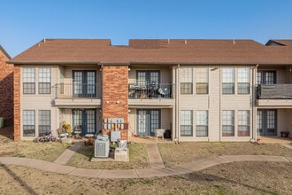 Country Club Apartments in El Reno, OK - Building Photo - Building Photo