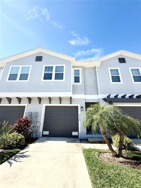 5750 Desert Rose Pl in Tampa, FL - Building Photo