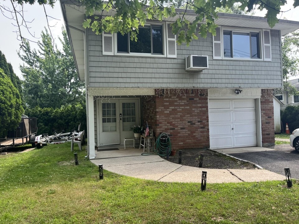 212 Bellerose Ave in East Northport, NY - Building Photo