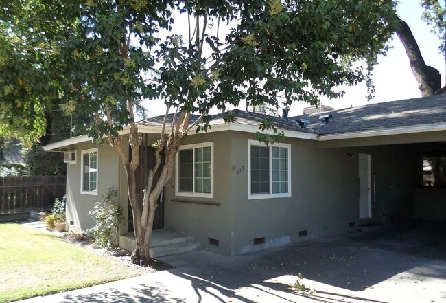 property at 711-713 S Oak Park St