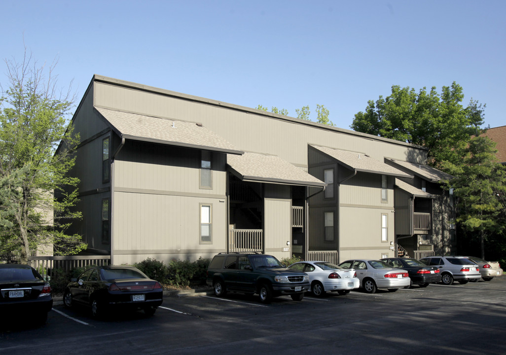 Village Park Apartments in Creve Coeur, MO - Building Photo