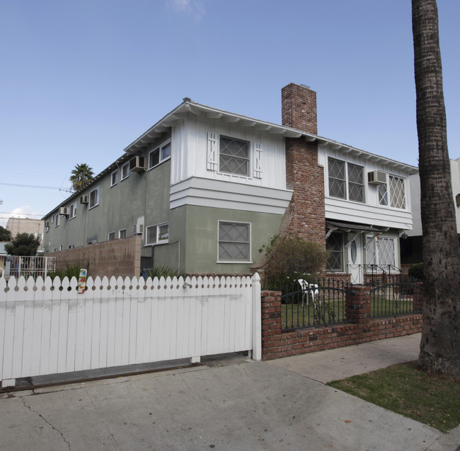 5723 La Mirada Ave in Los Angeles, CA - Foto de edificio - Building Photo