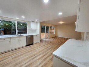 14219 NE 64th Ct in Redmond, WA - Building Photo - Building Photo
