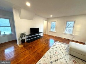 102 Montgomery Ave in Pitman, NJ - Foto de edificio - Building Photo