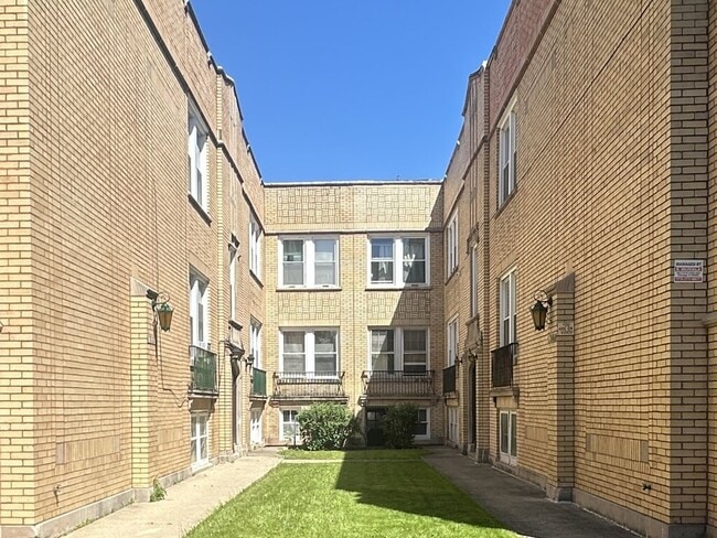 5819 N Saint Louis Ave, Unit 1R