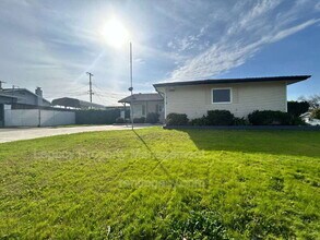 5200 Fernwood Way in Sacramento, CA - Building Photo - Building Photo