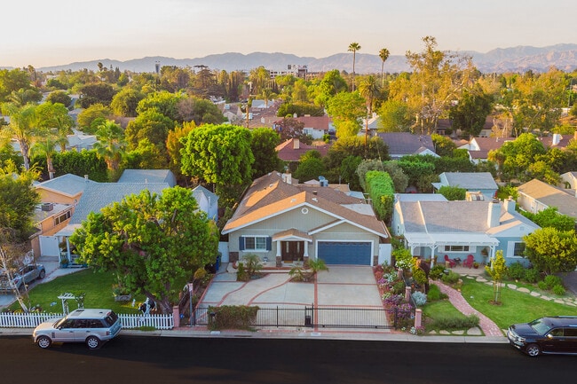 11953 Collins St in Valley Village, CA - Foto de edificio - Building Photo
