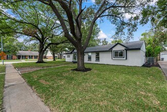 10730 Wickersham Ln in Houston, TX - Building Photo - Building Photo