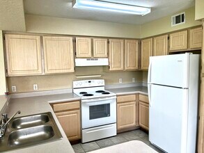 14037 Fairway Island Dr, Unit Audubon 211 in Orlando, FL - Foto de edificio - Building Photo