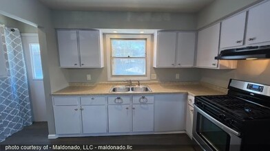 9161 N 86th St in Milwaukee, WI - Foto de edificio - Building Photo